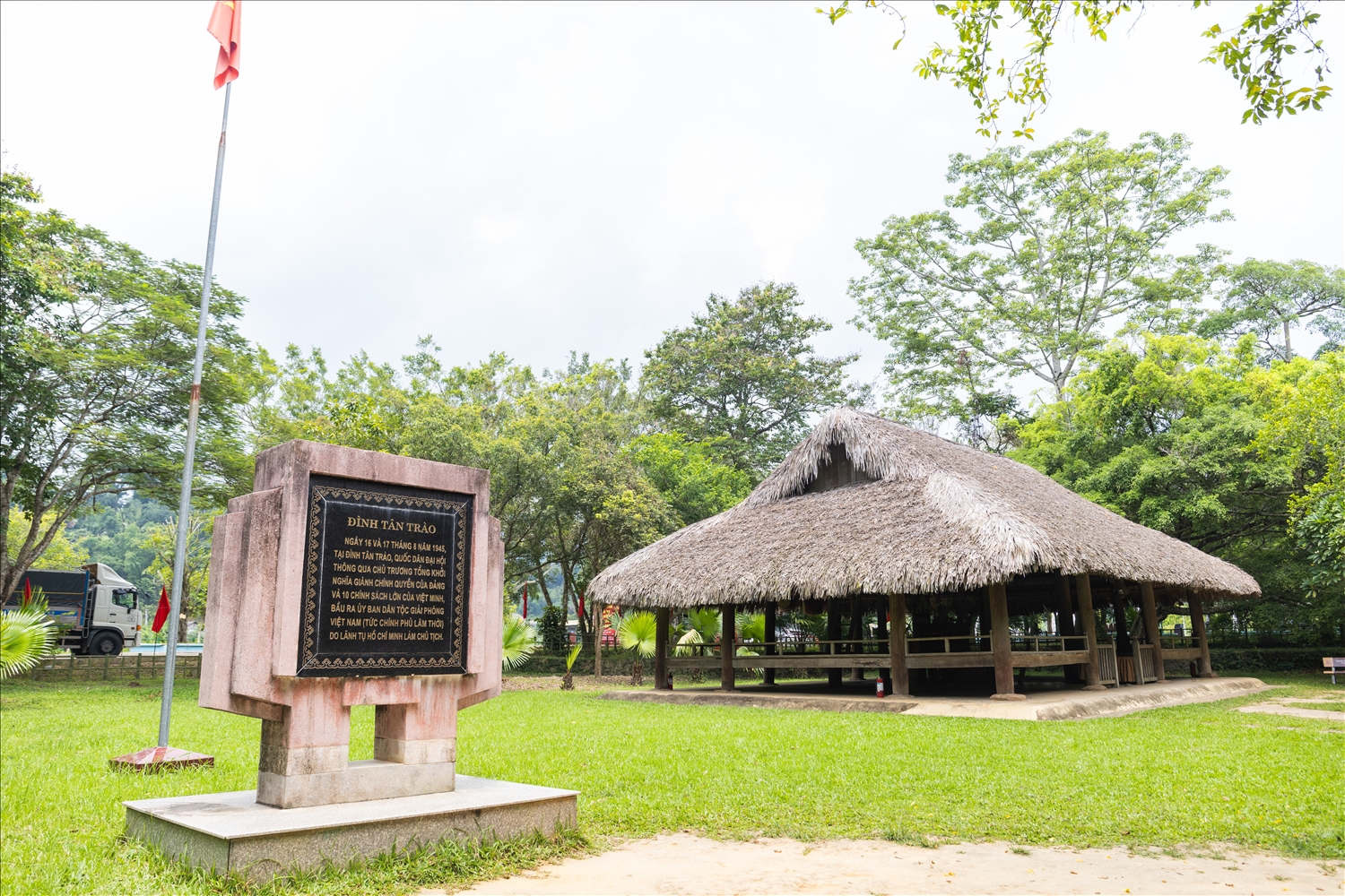 Đình Tân Trào ghi dấu sự kiện Quốc dân Đại hội (16–17/8/1945), nơi quyết định chủ trương Tổng khởi nghĩa, ấn định Quốc kỳ, Quốc ca và thành lập Chính phủ lâm thời do Chủ tịch Hồ Chí Minh đứng đầu. Ảnh: Vũ Mừng