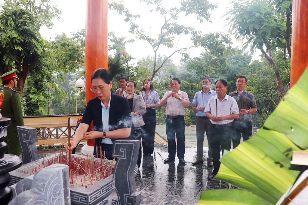 Bí thư Tỉnh ủy Quảng Ngãi Bùi Thị Quỳnh Vân dâng hương tưởng niệm các anh hùng liệt sĩ tại Di tích lịch sử cách mạng Chiến thắng Kon Braih. (Ảnh: UBND xã Kon Braih)