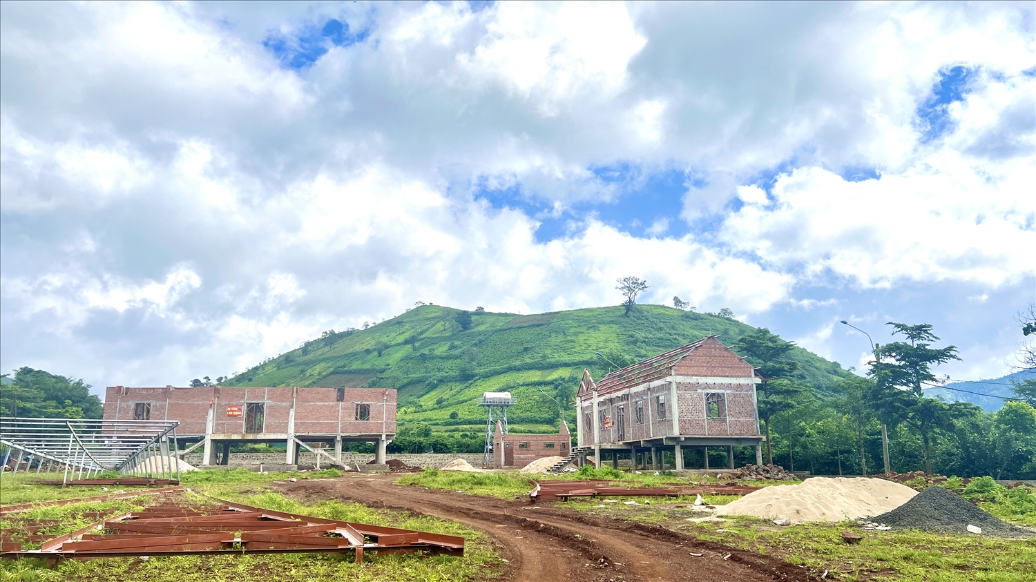 Công trình tạm dừng thi công nhằm điều chỉnh quy hoạch, đảm bảo hài hòa cảnh quan, gìn giữ giá trị văn hóa truyền thống của địa phương