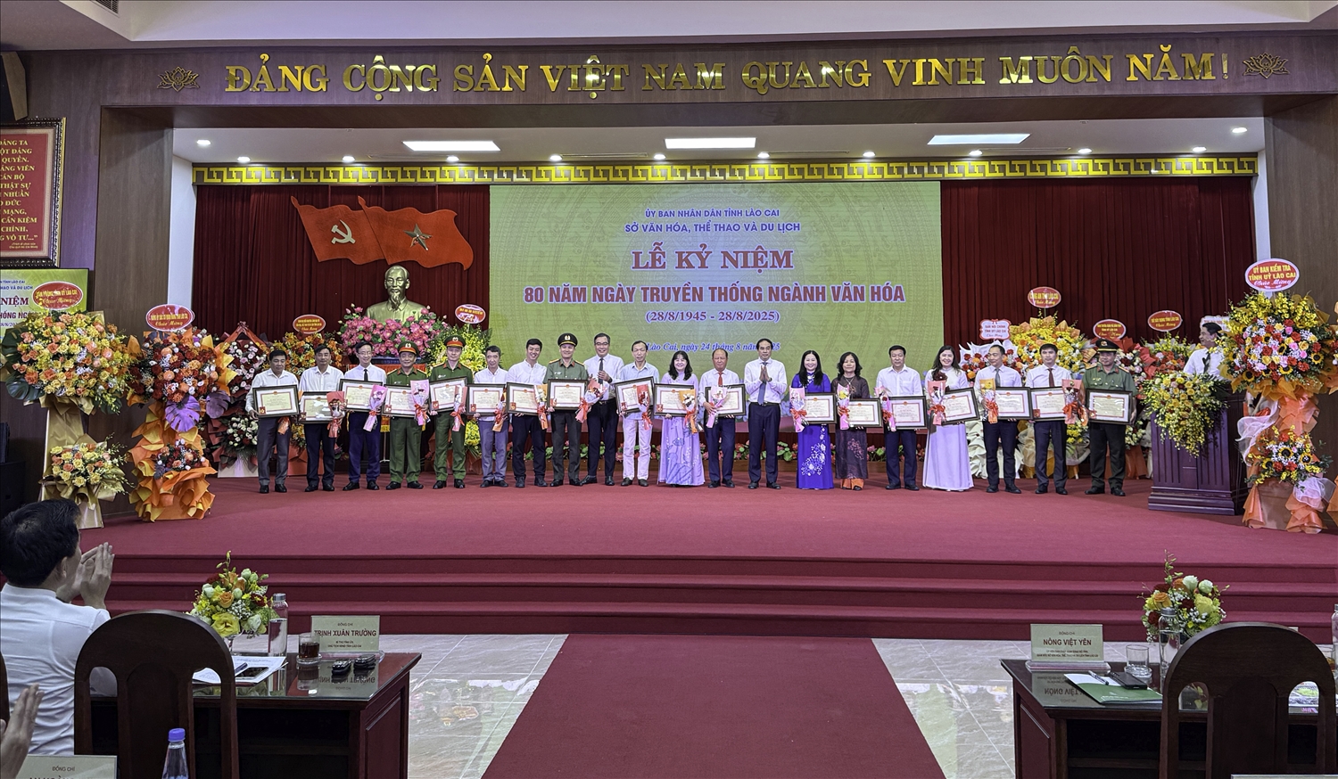 Tại buổi lễ, Bộ Văn hóa, Thể thao và Du lịch đã trao Kỷ niệm chương cho 90 cá nhân có nhiều đóng góp cho sự nghiệp phát triển của ngành. (Ảnh Tuấn Ninh)