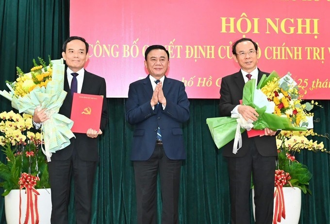 Đồng chí Trần Cẩm Tú trao quyết định và tặng hoa chúc mừng đồng chí Nguyễn Văn Nên và đồng chí Trần Lưu Quang