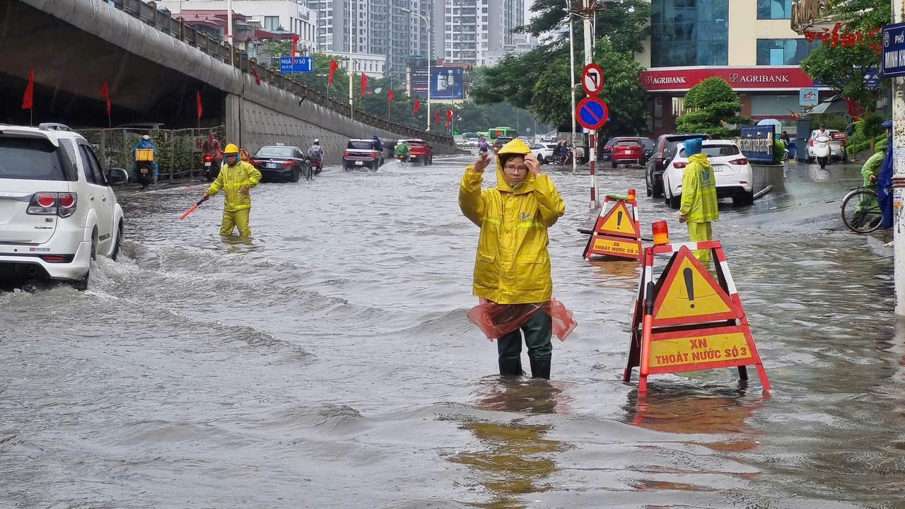 Nhiều tuyến đường Hà Nội bị ngập nặng