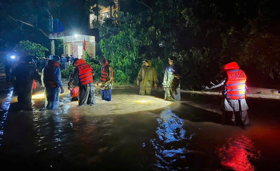 Lực lượng chức năng đang triển khai phương án tiếp cận gia đình bị cô lập ven suối (Ảnh: CATH).