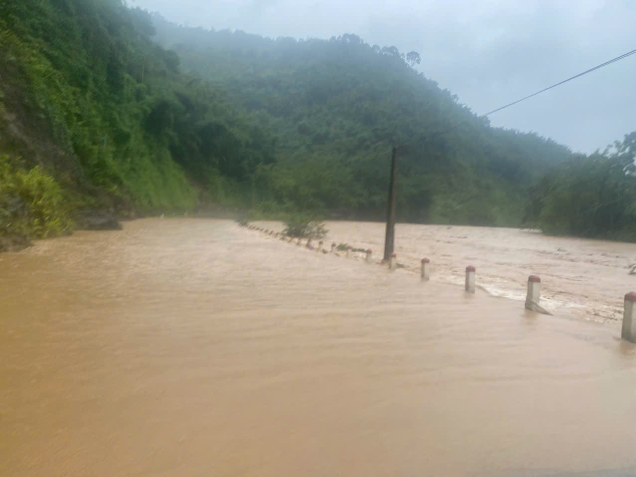 Nước ngập trên quốc lộ 15C, đoạn qua bản Khuông.(ảnh CTV)