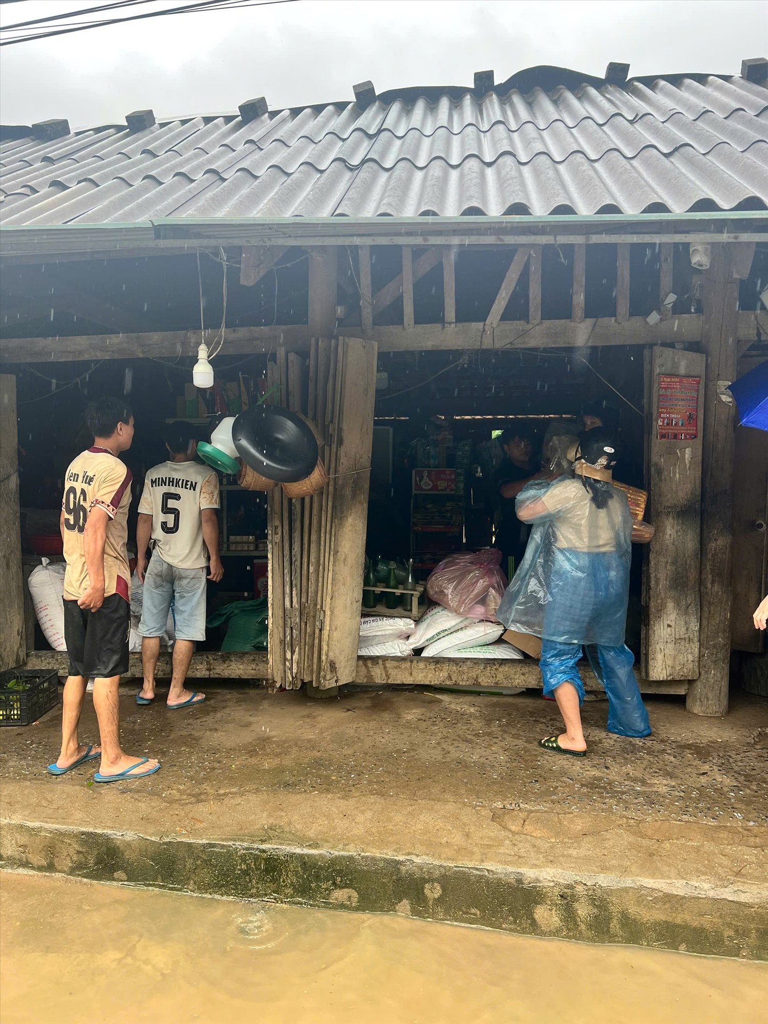 Chính quyền địa phương nỗ lực đưa người dân đến nới an toàn