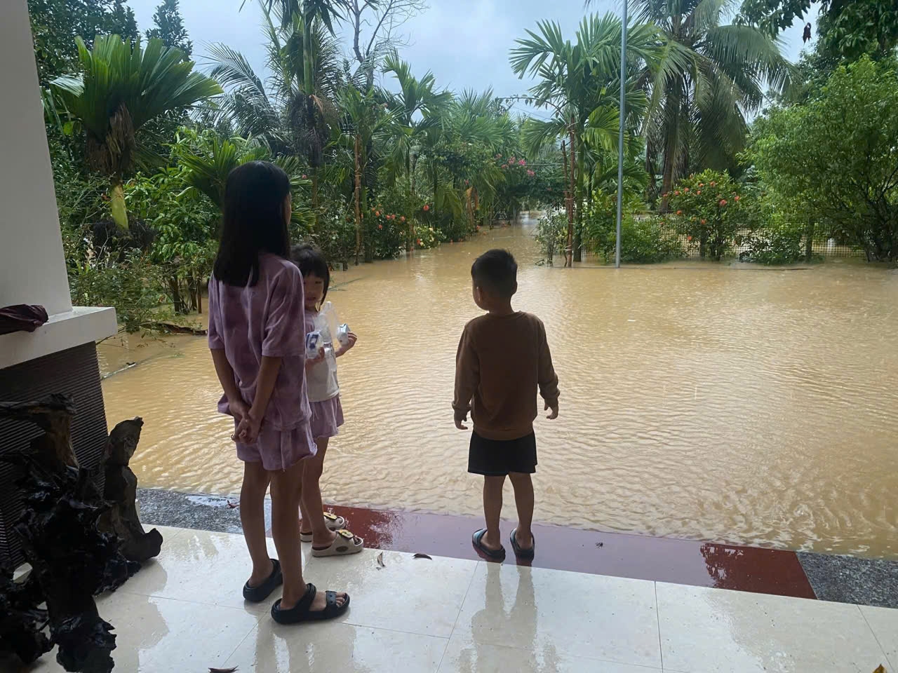 Lũ đang lên ở xã Quỳ Châu - Ảnh: cscc