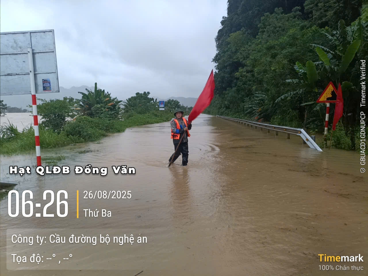 Ngập lũ ở địa phận xã giáp biên Thông Thụ - Ảnh: Hạt QLĐB Đồng Văn