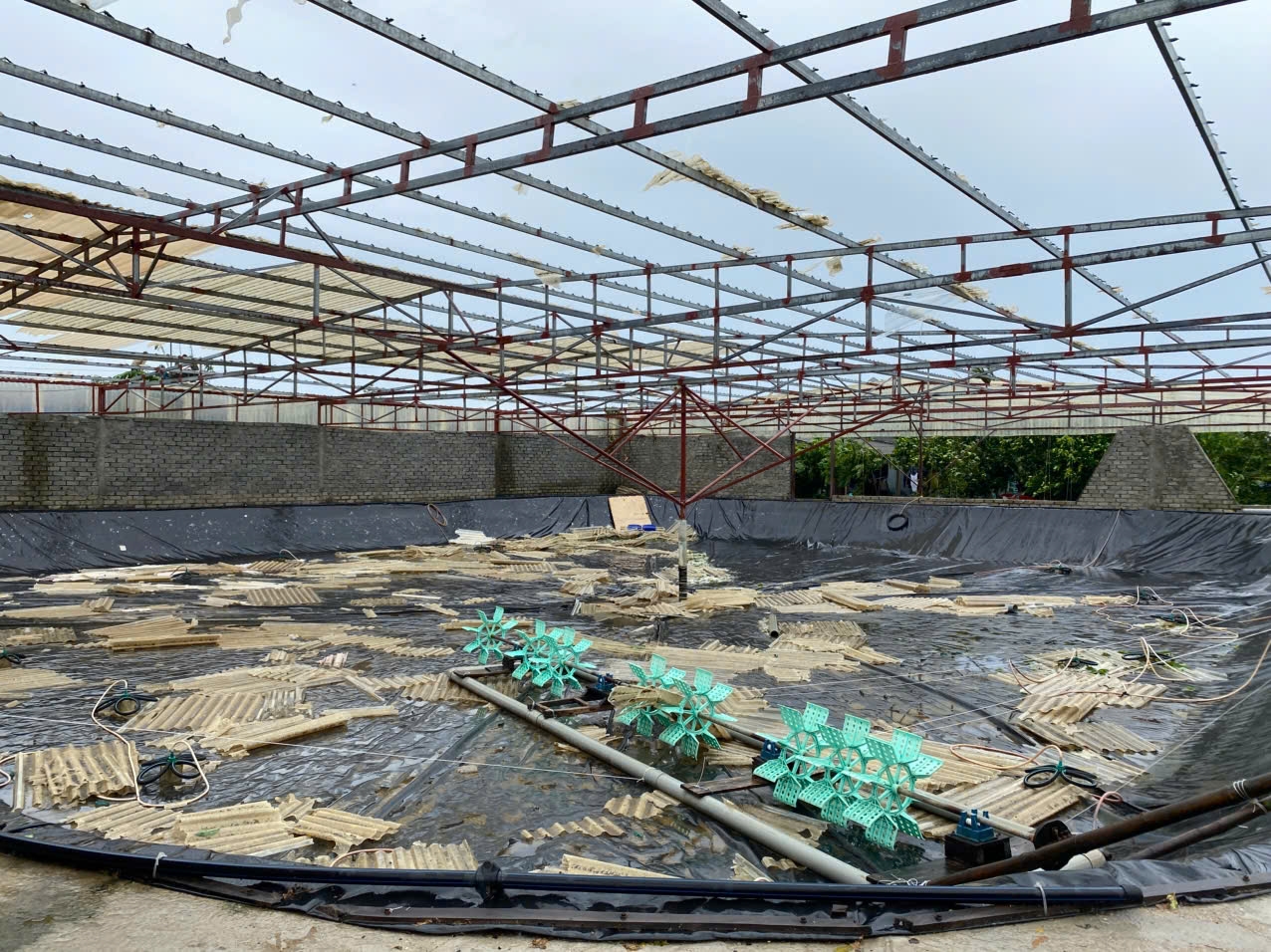 Một đầm tôm ở xã An Châu bị bão đánh tan - Ảnh: Thanh Hải