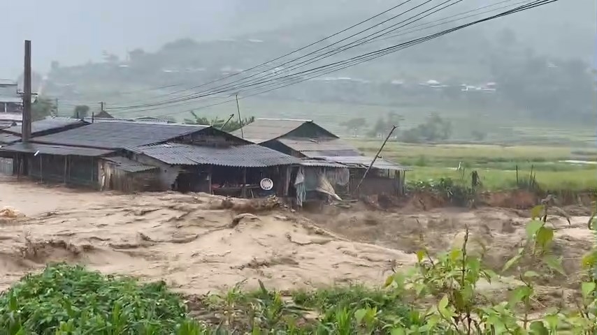 Hàng trăm ngôi nhà bị ảnh hưởng do mưa lũ (ảnh Trọng Bảo)