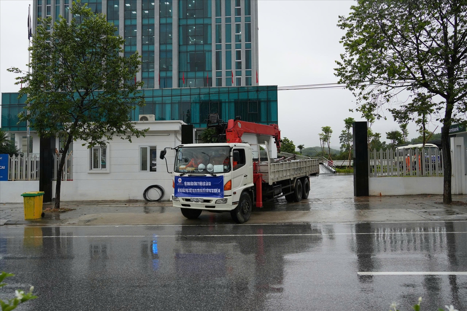 Xe chuyên dụng được điều động vào Nghệ An (ảnh Trọng Bảo)