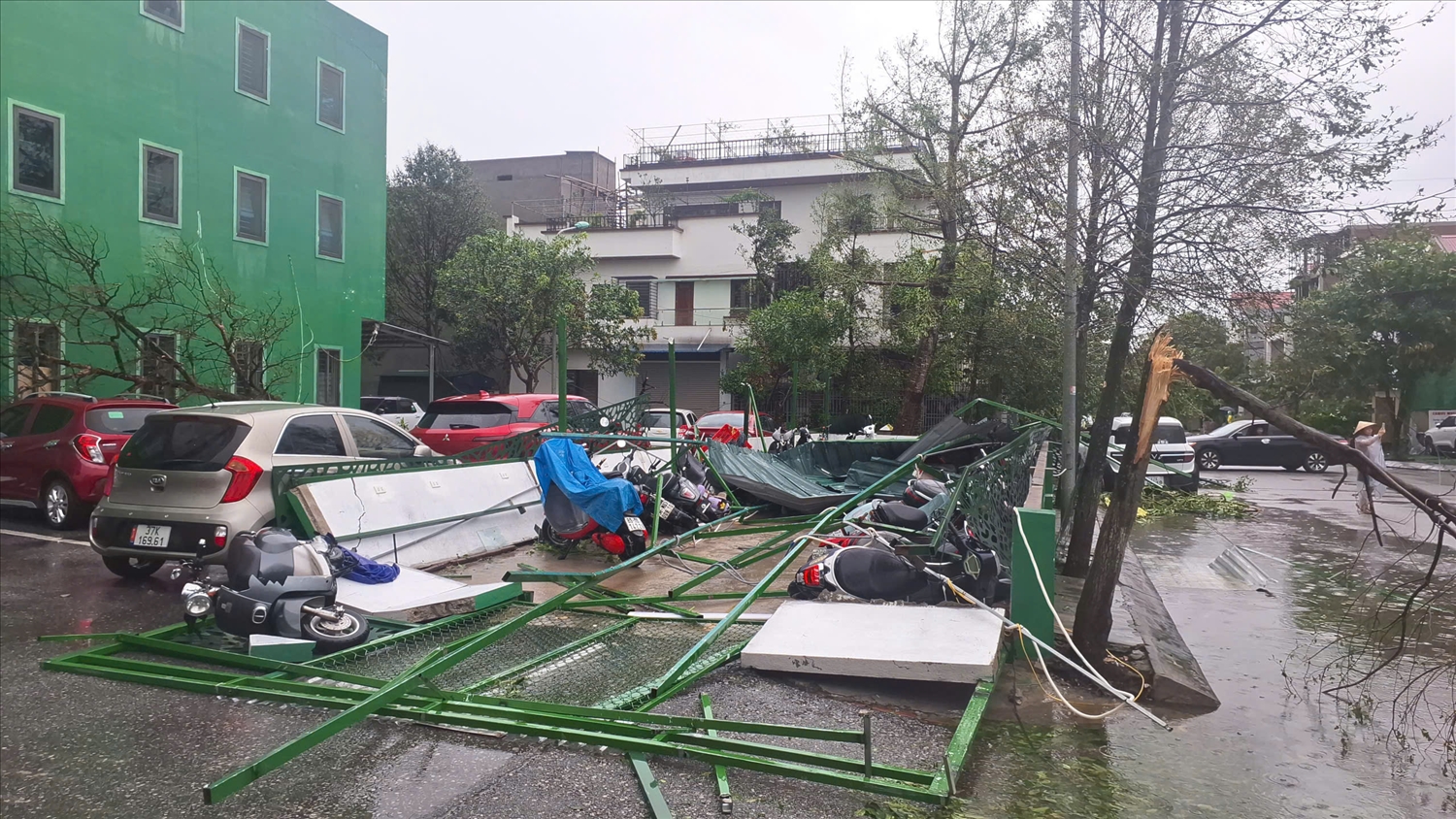 Một dãy nhà để xe máy, xe đạp điện ở Khối Cửa Tiền, phường Trường Vinh (Nghệ An) đã bị gió đánh sập hoàn toàn (Ảnh: Phạm Tiến)