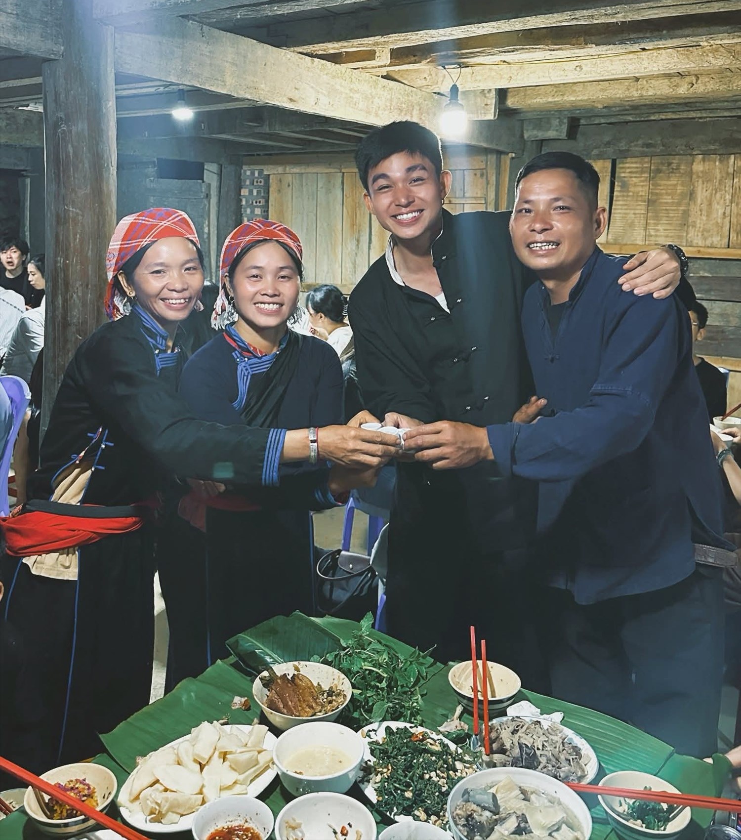  Tiệc cơm cộng đồng ấm áp: Bà con và du khách cùng nâng chén rượu ngô, sẻ chia hương vị bản làng.