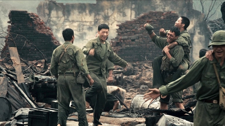 Mưa đỏ chọn đi vào những lát cắt cụ thể của từng nhân vật