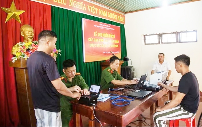 Phạm nhân hưởng chính sách đặc xá được Công an tỉnh Đắk Lắk cấp lại căn cước công dân. (Ảnh: CTV)