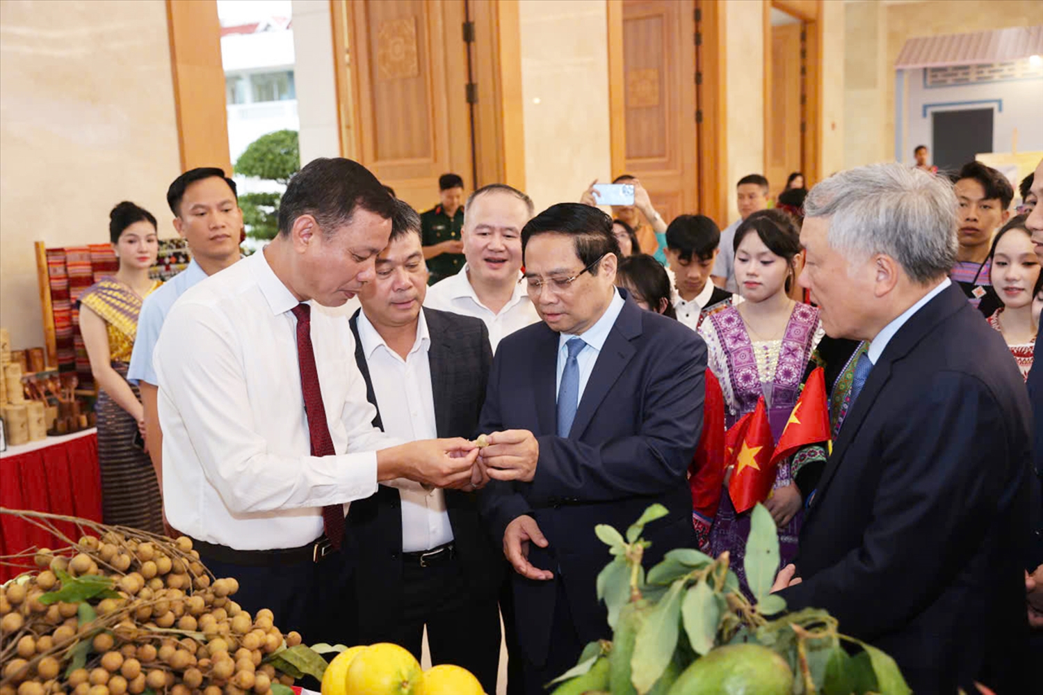 Thủ tướng Phạm Minh Chính và các đại biểu thăm quan gian trưng bày sản phẩm đặc trưng vùng đồng bào DTTS và miền núi trưng bày tại Hội nghị