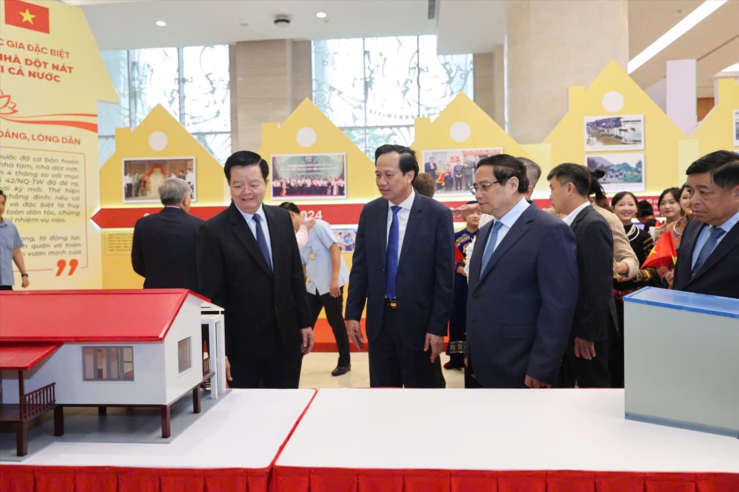 Bộ trưởng Đào Ngọc Dung giới thiệu với Thủ tướng và các đại biểu một số mô hình nhà đã được xây dựng