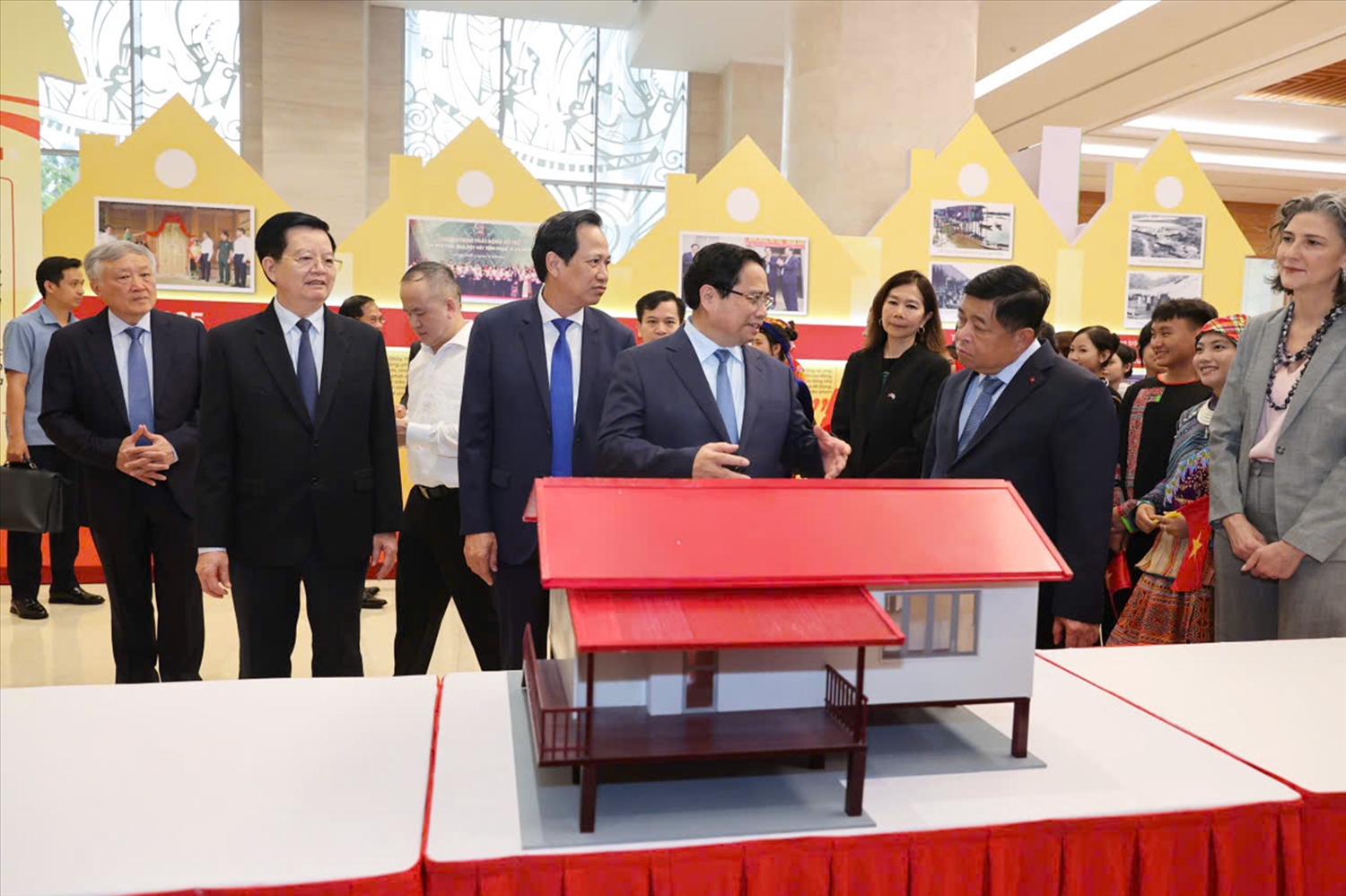 Bộ trưởng Đào Ngọc Dung giới thiệu với Thủ tướng và các đại biểu một số mô hình nhà đã được xây dựng