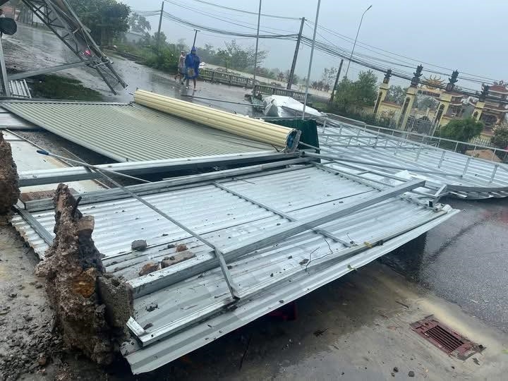  Tính đến 16h chiều ngày 26/8, toàn tỉnh Nghệ An đã thiệt hại khoảng 846 tỷ đồng do bão số 5 gây ra (Ảnh: Phạm Tiến).
