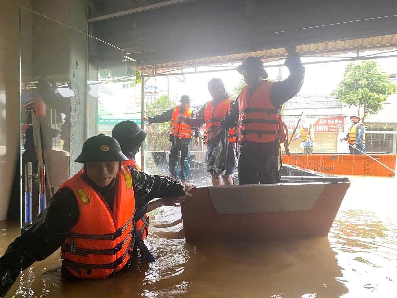 Lực lượng vũ trang Quân khu 4 hỗ trợ người dân địa phương đến nơi tránh trú an toàn (Ảnh: Quân khu 4)  