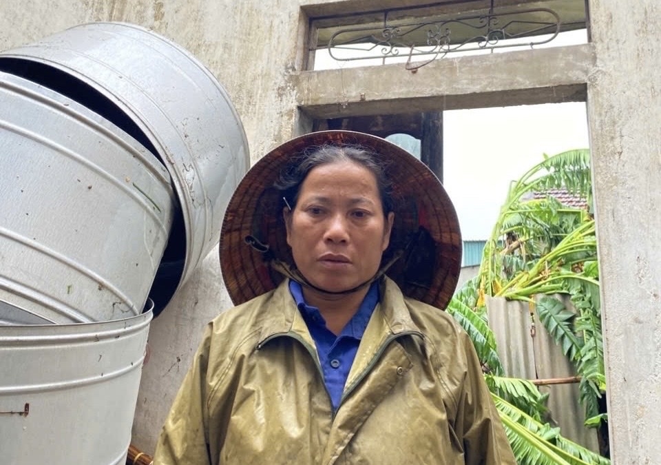 Người đàn bà sống quá nửa đời người, phút chốc trắng tay, mất nhà vì bão – Trong ảnh: Bà Cao Thị Sáu (sinh năm 1975) ở xóm 4 xã An Châu - Ảnh: Thanh Hải