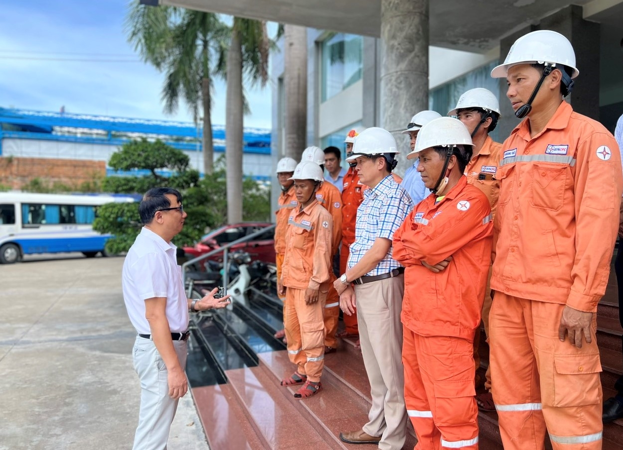 Lãnh đạo Công ty Điện lực Quảng Ngãi giao nhiệm vụ, động viên tinh thần từng thành viên trước khi lên đường tham gia hỗ trợ Công ty Điện lực Hà Tĩnh khắc phục hậu quả cơn bão Kajiki. (Ảnh: Ngọc Chí)