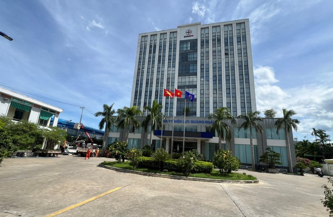 Ngay trong chiều ngày 26/8, 44 thành viên của Công ty Điện lực Quảng Ngãi đã lên đường tham gia hỗ trợ Công ty Điện lực Hà Tĩnh khắc phục hậu quả cơn bão Kajiki. (Ảnh: Ngọc Chí)
