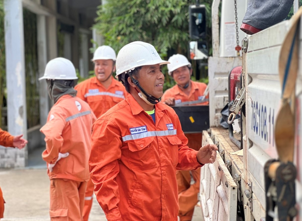 Các thành viên chuẩn bị đồ bảo hộ lao động, phương tiện, dụng cụ thi công và vật tư thiết yếu trước khi lên đường làm nhiệm vụ. (Ảnh: Ngọc Chí)