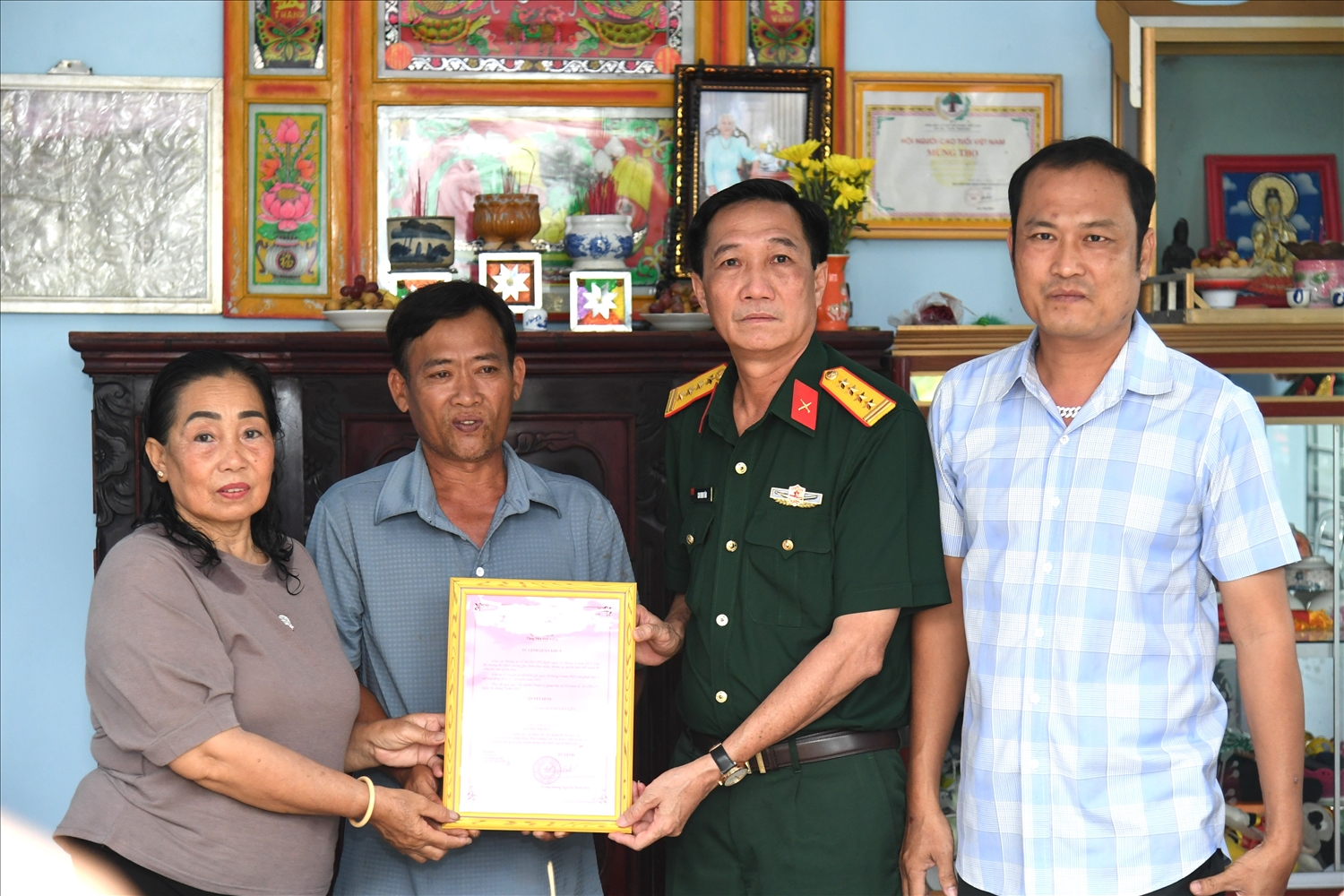 Đại tá Cao Minh Tâm, Phó Chính ủy Bộ CHQS tỉnh bàn giao nhà tình nghĩa cho gia đình ông Huỳnh Văn Liêu trên địa bàn ấp Cống Tre, xã Hòa Điền.