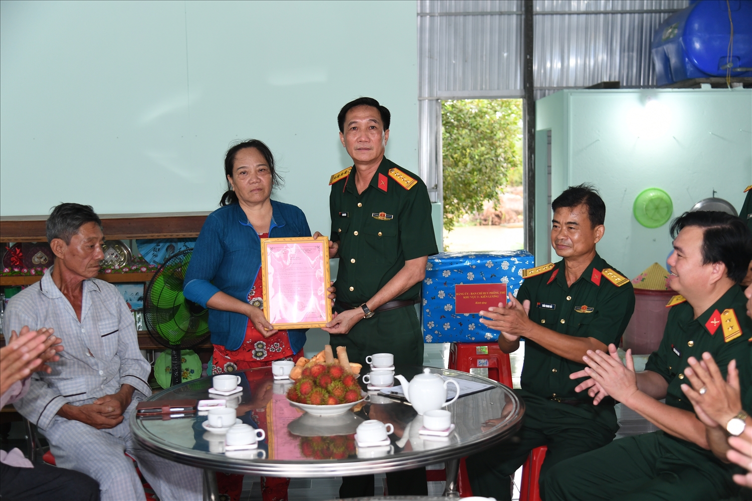 Đại tá Cao Minh Tâm, Phó Chính ủy Bộ CHQS tỉnh bàn giao nhà tình nghĩa cho gia đình ông Lê Văn Mến trên địa bàn ấp Thuận Tiến, xã Bình Sơn.