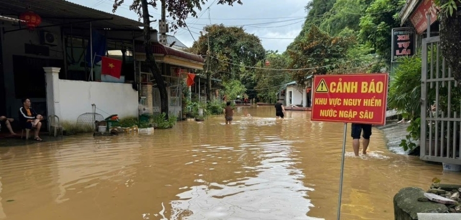 Lực lượng chức năng cảnh báo người dân trước ảnh hưởng của mưa bão. (Ảnh: PV)