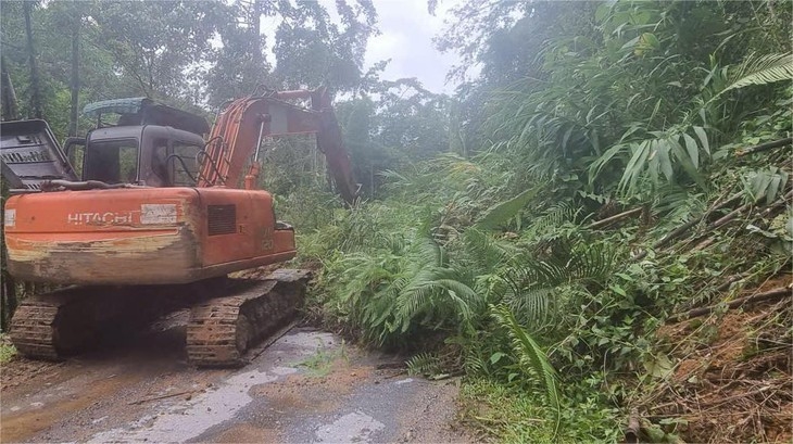 Máy móc đang nỗ lực san gạt đất để thông đường từ xã Tam Lư vào xã biên giới Tam Thanh - Ảnh PV