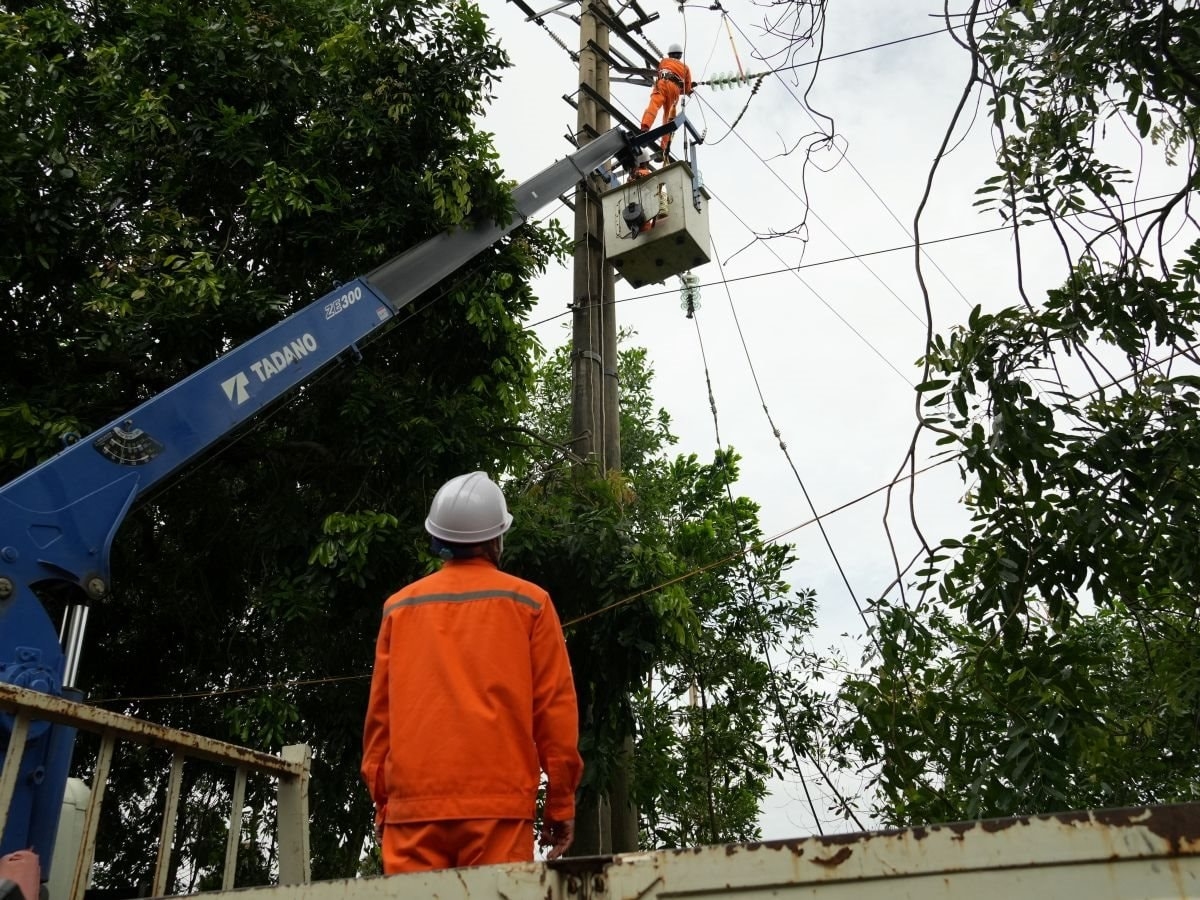 Huy động tổng lực thay thế, sửa chữa đường dây, cột cấp điện lại cho người dân.(Ảnh PV)