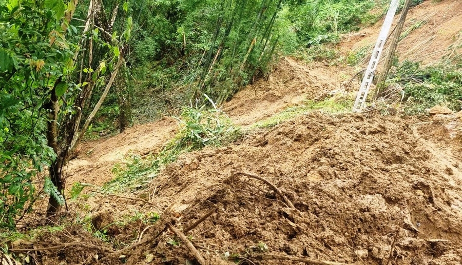 Bùn đất từ trên đồi sạt xuống gây tắc đường vào xã biên giới Tam Thanh (Ảnh - PV)