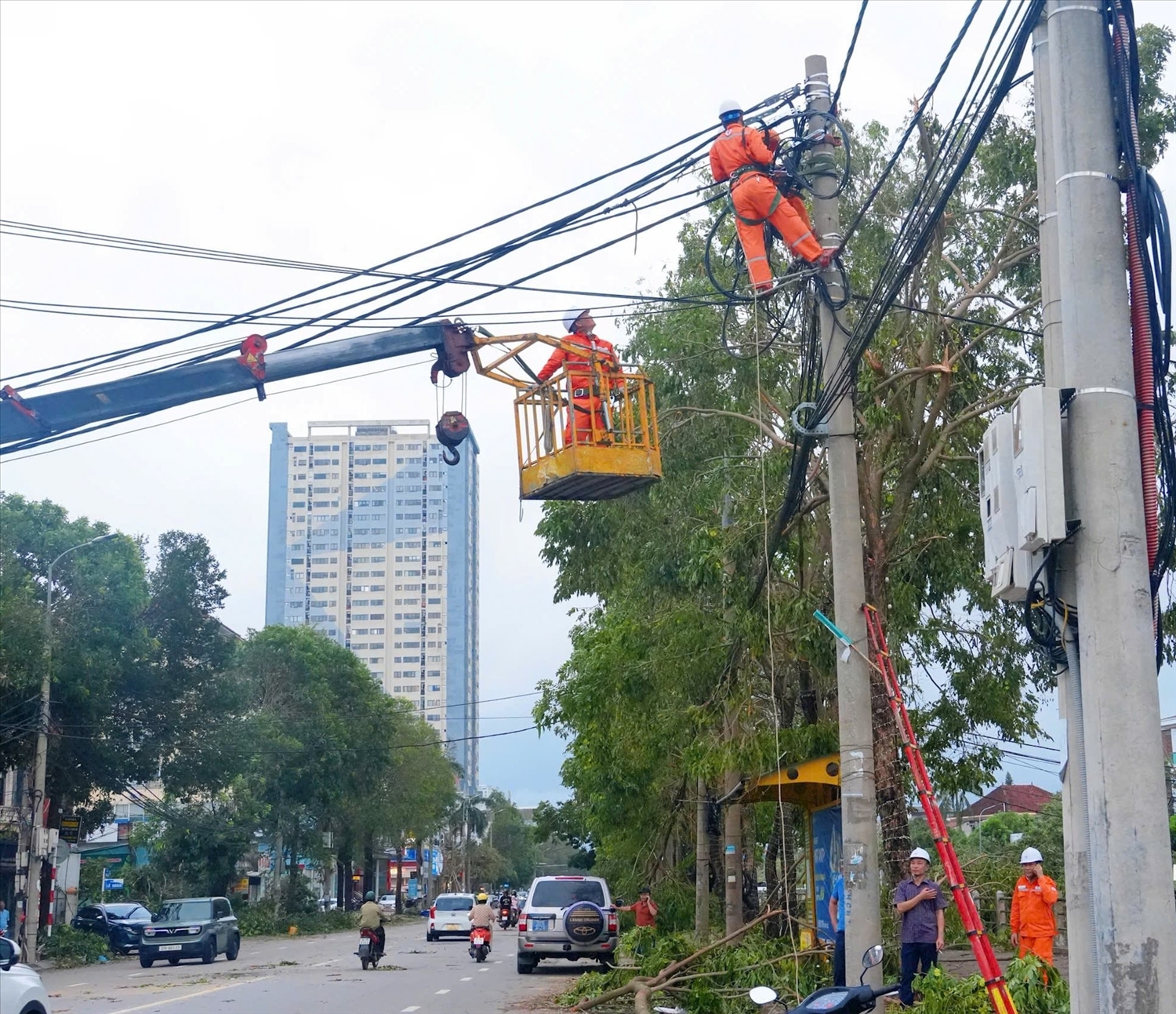 Công ty điện lực Nghệ An nỗ lực sữa chữa hạ tầng lưới điện sau bão - Ảnh: TH