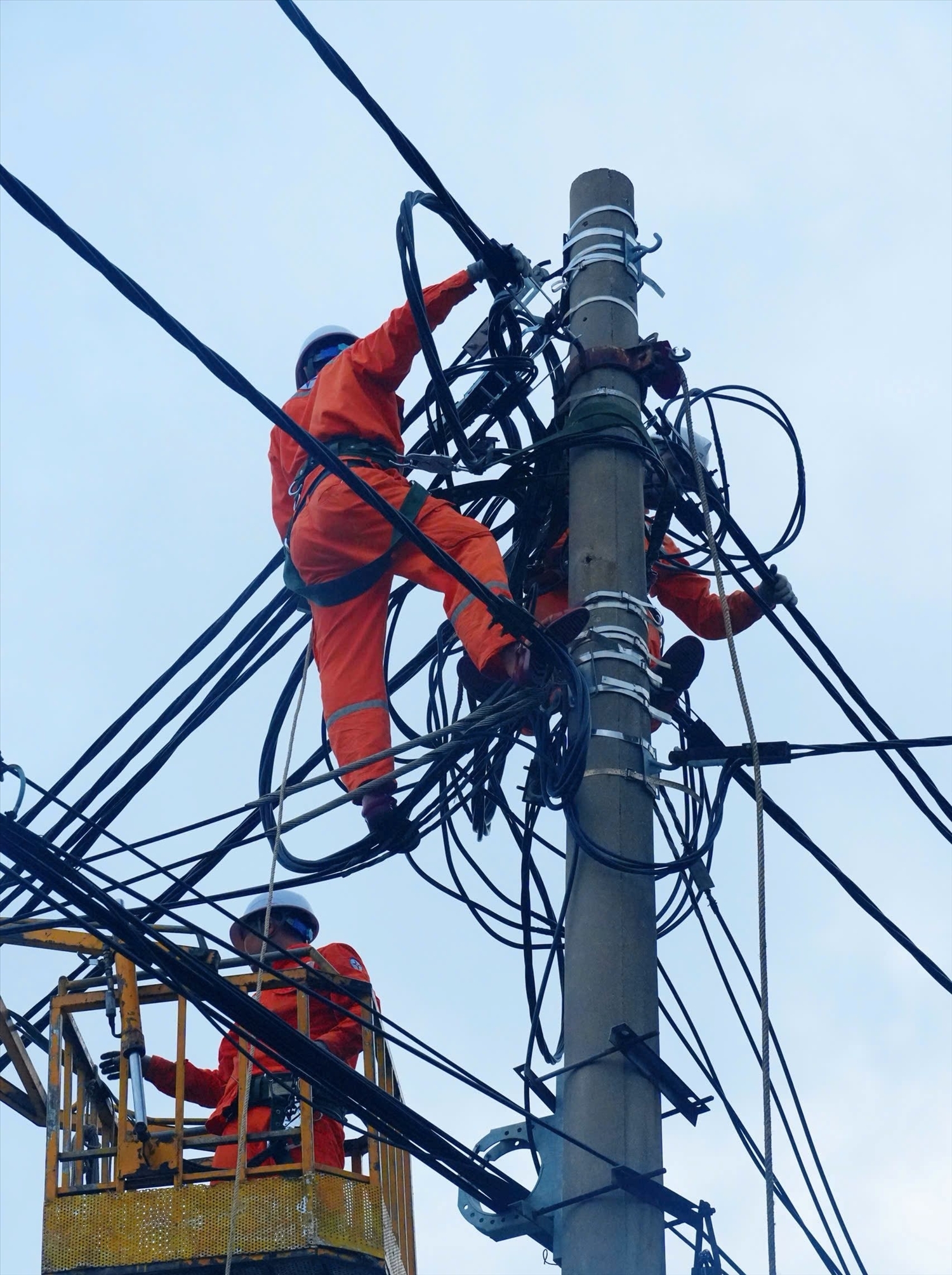 Ngành điện Nghệ An huy động tối đa nhân lực, vật tư, phương tiện để khắc phục hậu quả mưa bão số 5 - Ảnh: TH