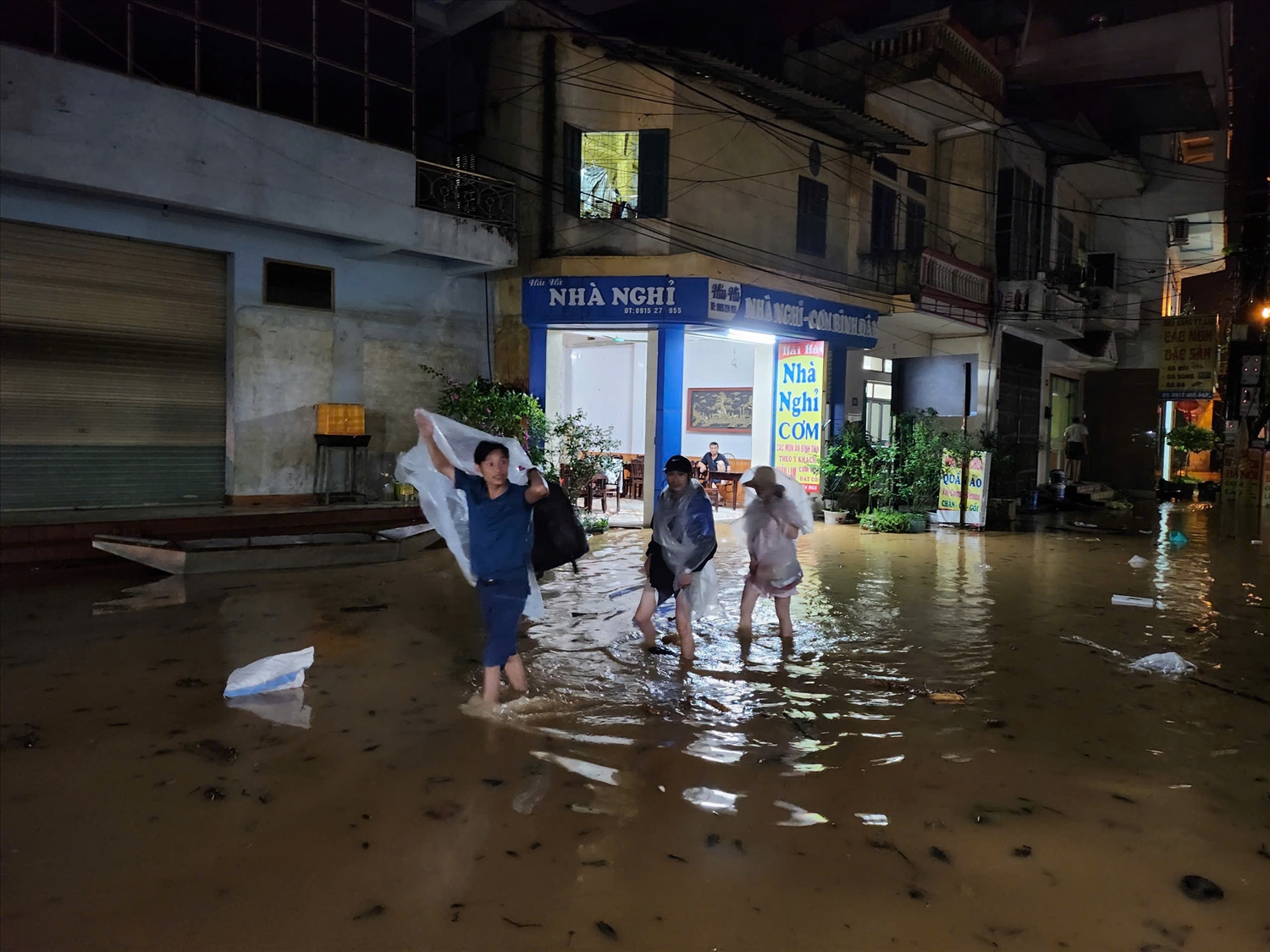 Người dân chủ động di chuyển đến nơi tránh trú an toàn (ảnh Trọng Bảo)