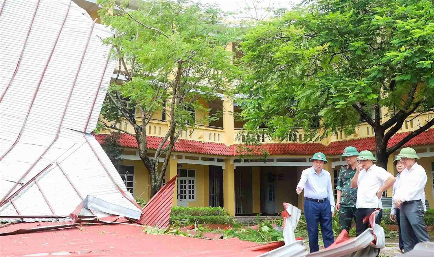 Ông Lê Hồng Vinh - Chủ tịch UBND tỉnh Nghệ An (Ngoài cùng bên trái) đi kiểm tra khắc phục hậu quả bão số 5 ở các trường học (Ảnh: Thành Duy)