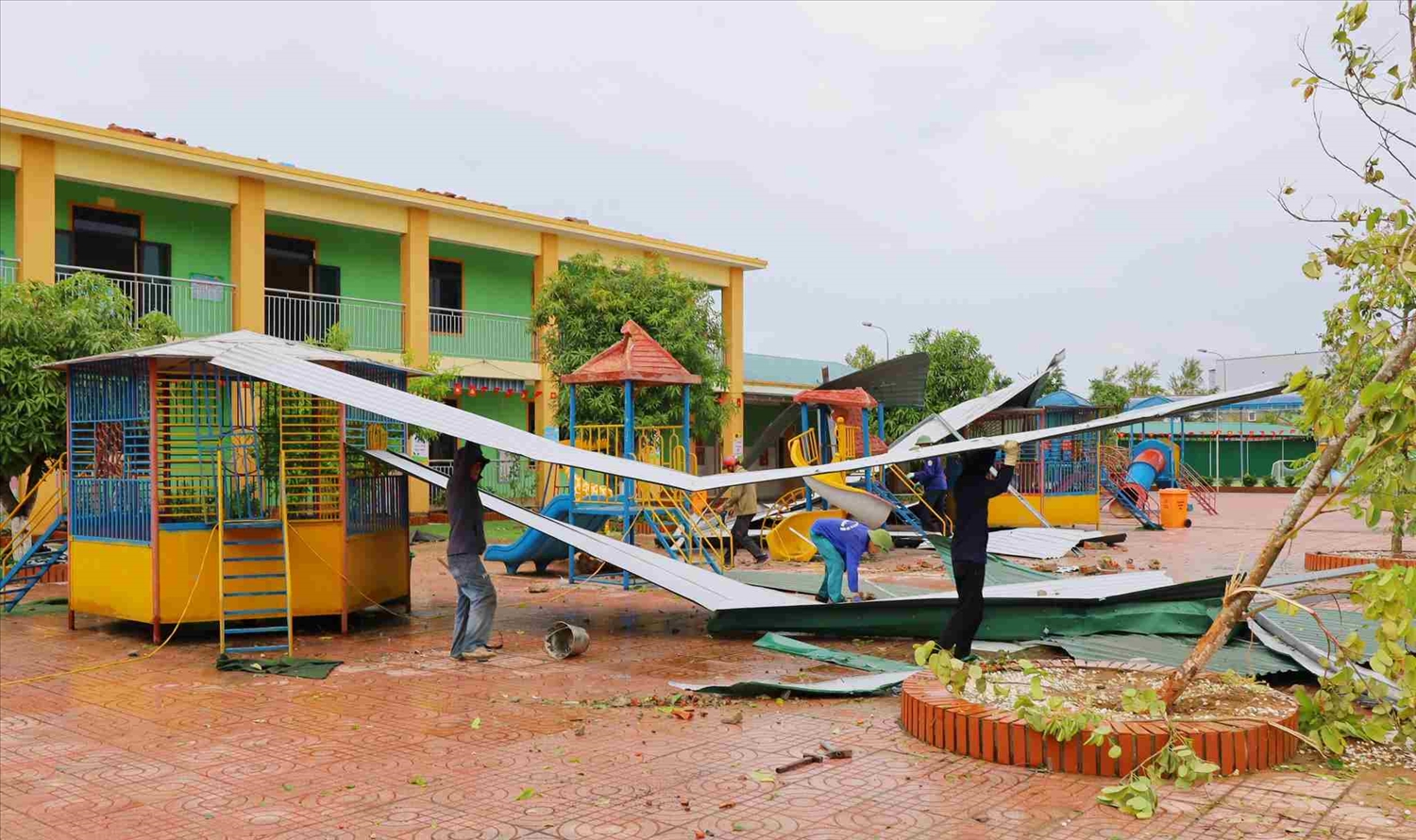 Các đơn vị trường học trên địa bàn xã Hưng Nguyên đang khẩn trương khắc phục thiệt hại sau bão số 5 (Ảnh: Kiều Hoa)