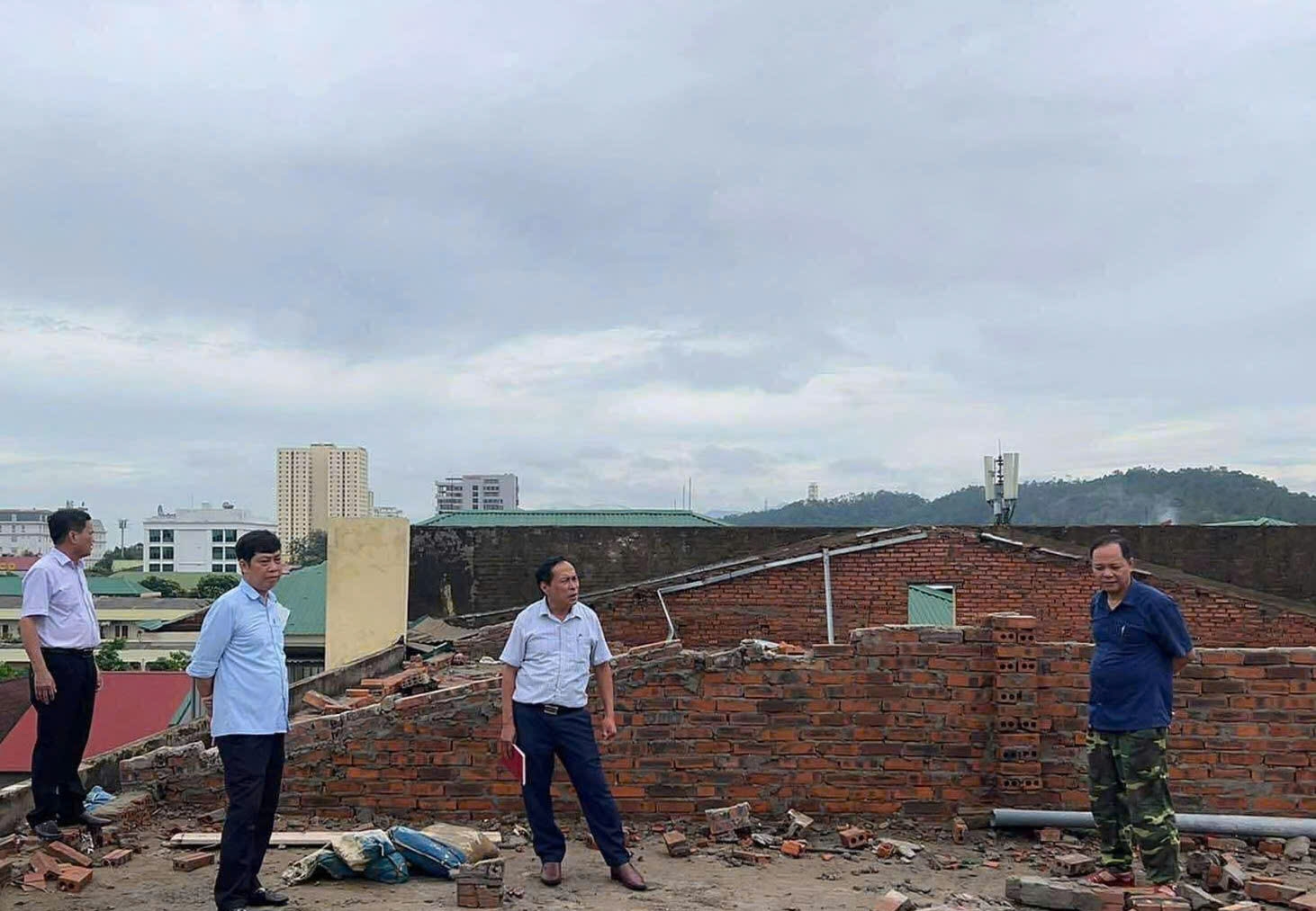 Ban giám hiệu Trường Cao đẳng nghề Việt - Đức Nghệ An tiến hành kiểm tra, lên phương án khắc phục hậu quả bão số 5, chuẩn bị tốt nhất để đảm bảo khai giảng năm học mới đúng lịch (Ảnh: Phạm Tiến)