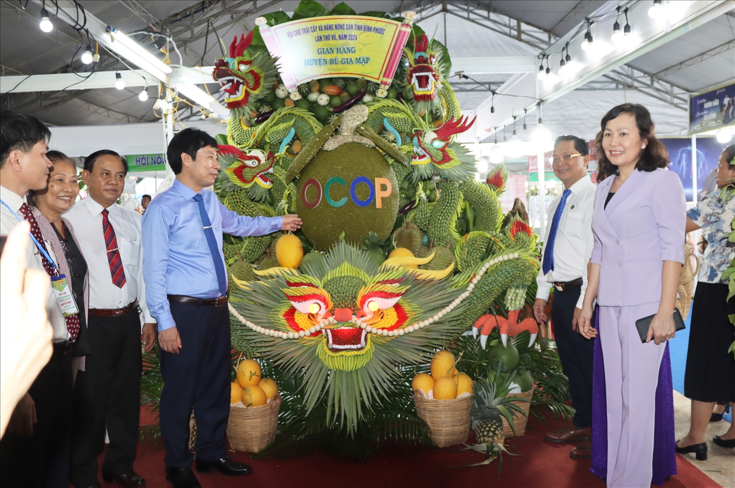 Nhiều sản phẩm nông nghiệp được công nhận OCOP được trưng bày và bán tại Hội chợ trái cây và hàng nông sản diễn ra ở phường Bình Phước, tỉnh Đồng Nai.