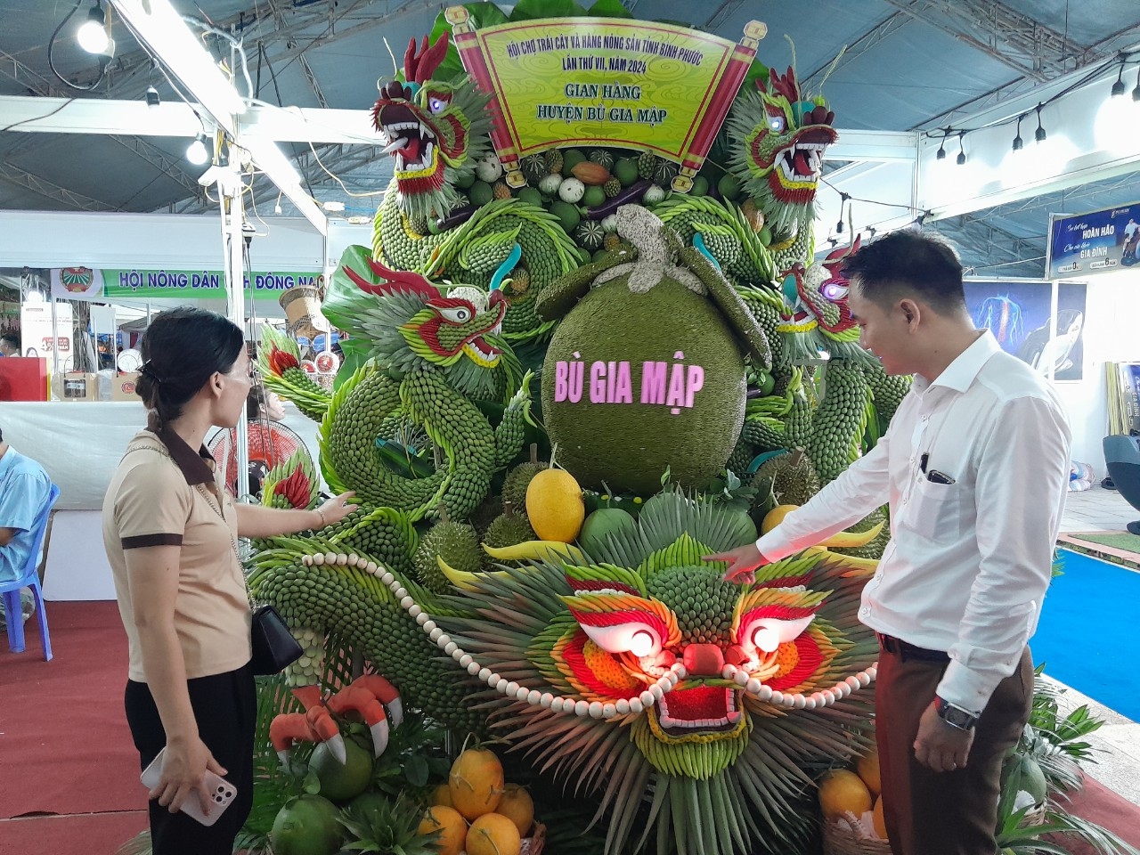 Sản phẩm nông nghiệp được công nhận OCOP được trưng bày và bán tại Hội chợ trái cây và hàng nông sản diễn ra ở phường Bình Phước, tỉnh Đồng Nai.