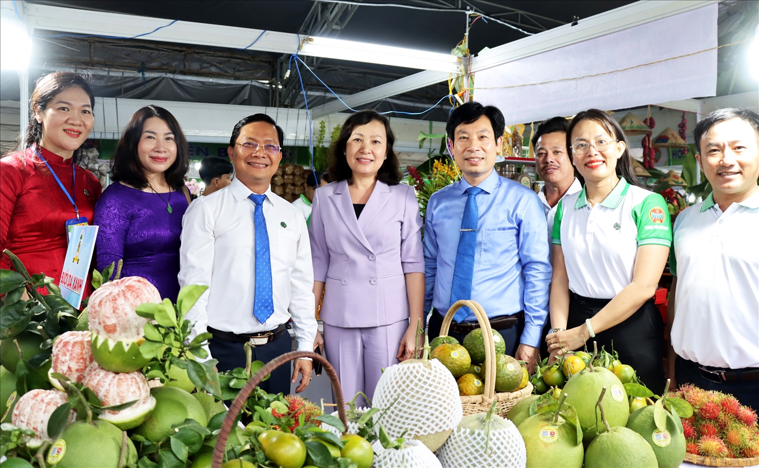 Lãnh đạo tỉnh Đồng Nai tham quan gian hàng trưng bày sản phẩm OCOP tại Hội chợ trái cây và hàng nông sản diễn ra ở phường Bình Phước, tỉnh Đồng Nai.
