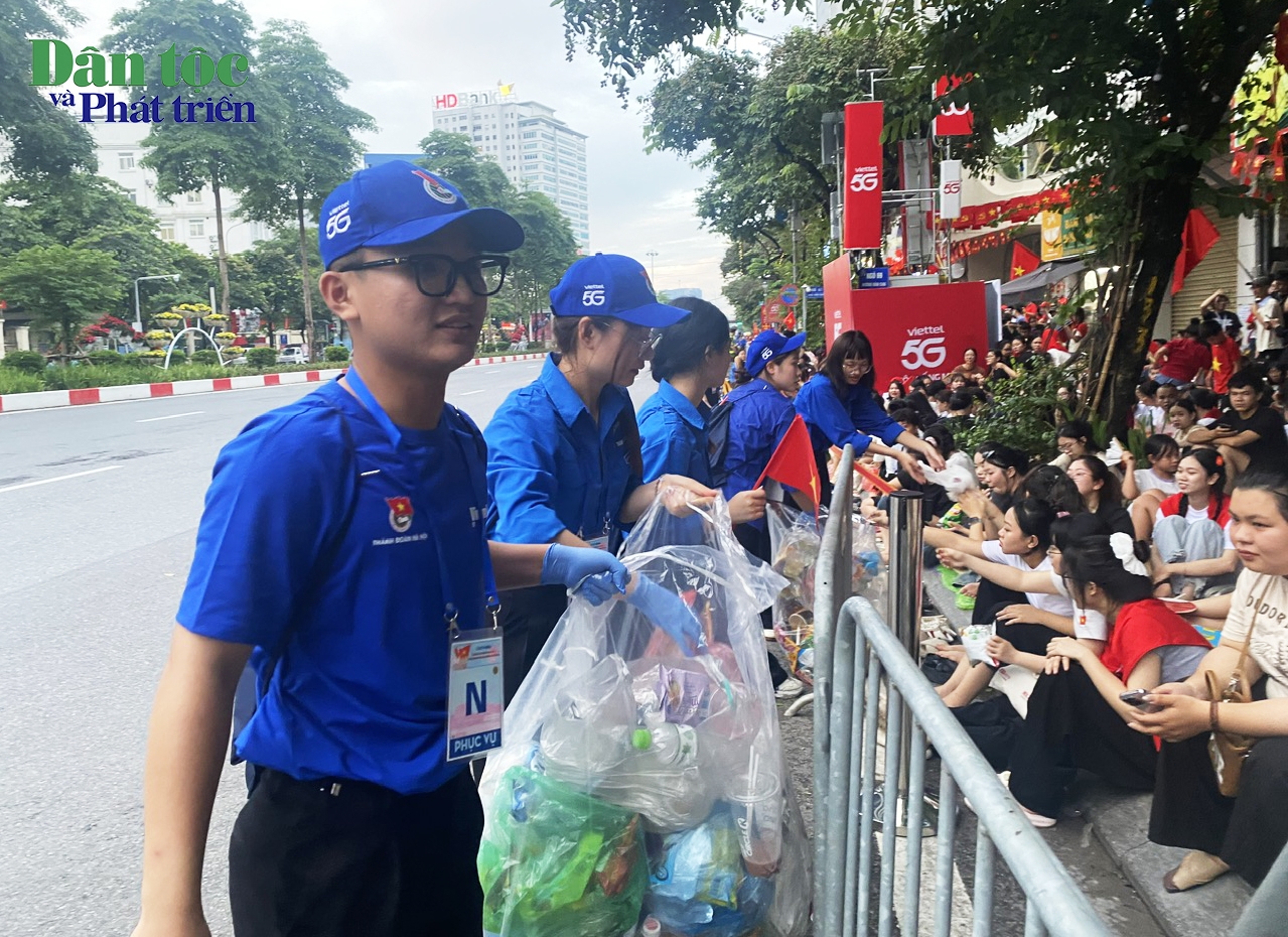 Lực lượng than niên tình nguyện đi thu gom rác thải tận nơi, để bảo đảm vệ sinh môi trường và mỹ quan