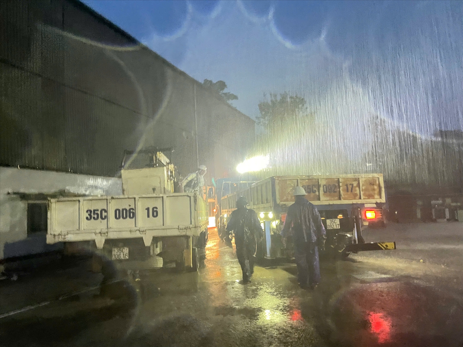 Thủ tướng Chính phủ yêu cầu Tập đoàn Điện lực Việt Nam, Tập đoàn Bưu chính Viễn thông Việt Nam, Tập đoàn Công nghiệp - Viễn thông Quân đội khẩn trương huy động lực lượng, thiết bị, vật tư tập trung khắc phục nhanh nhất các công trình điện, viễn thông bị sự cố, bảo đảm cung cấp trở lại cho người dân dịch vụ điện, sóng viễn thông trong thời gian sớm nhất ngay sau bão, lũ (Ảnh TL)