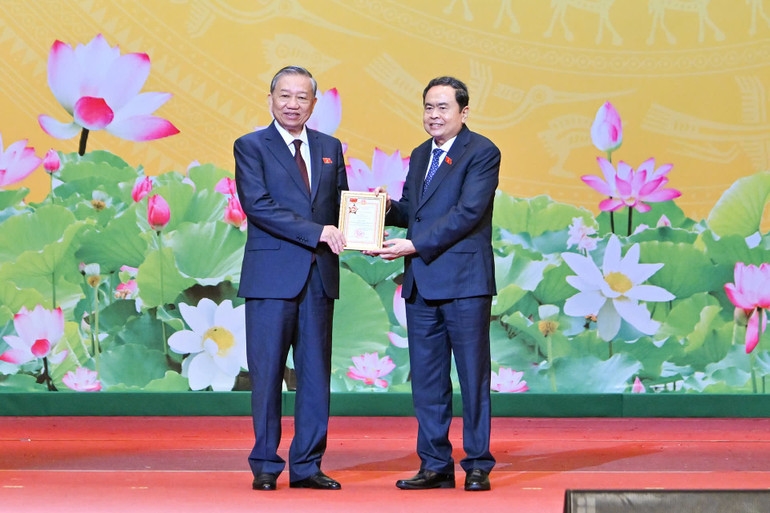Chủ tịch Quốc hội Trần Thanh Mẫn trao tặng Tổng Bí thư Tô Lâm kỷ niệm chương “Vì sự nghiệp Quốc hội Việt Nam”.