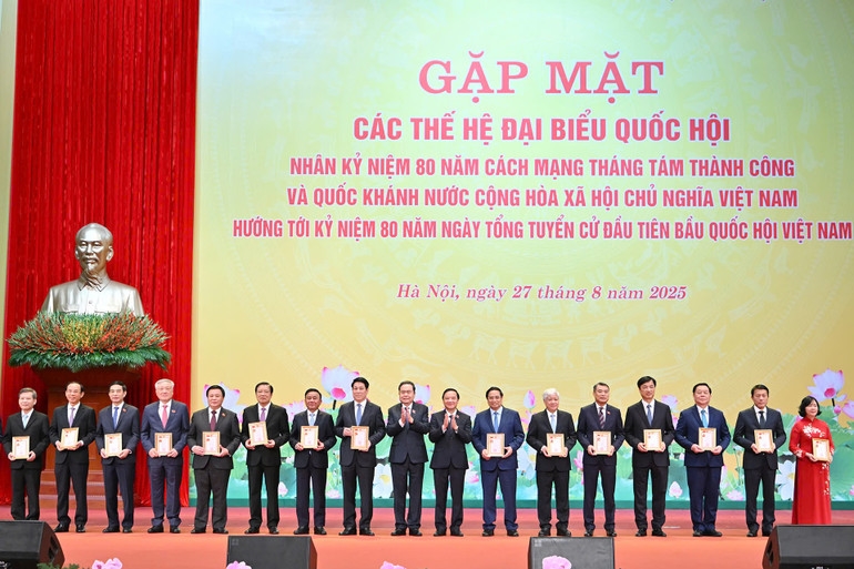 Chủ tịch Quốc hội Trần Thanh Mẫn trao Kỷ niệm chương ""Vì sự nghiệp Quốc hội Việt Nam" tặng các đồng chí lãnh đạo Đảng, Nhà nước là đại biểu Quốc hội.