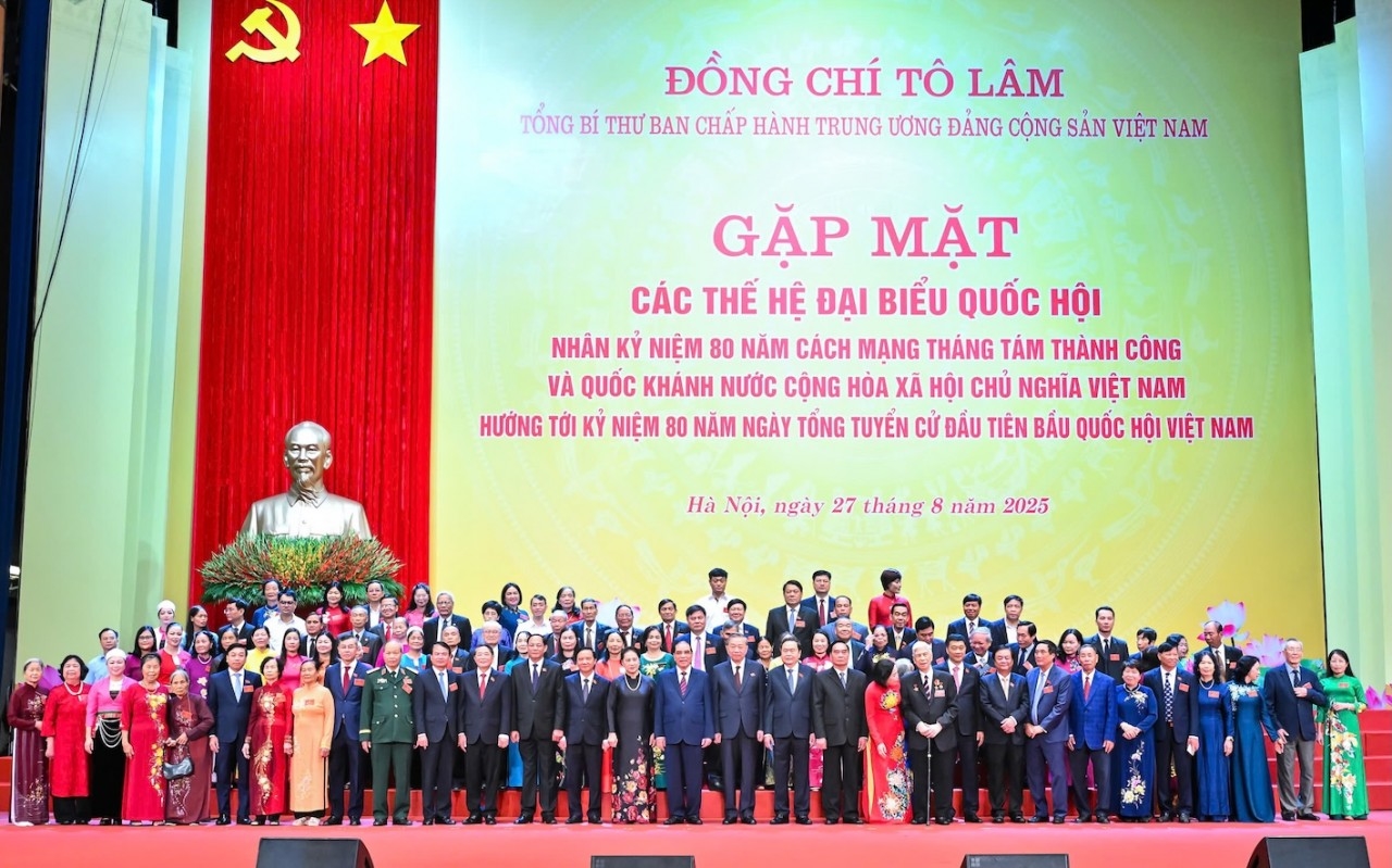 Các đại biểu Quốc hội chụp ảnh lưu niệm tại buổi gặp mặt của Tổng Bí thư Tô Lâm.