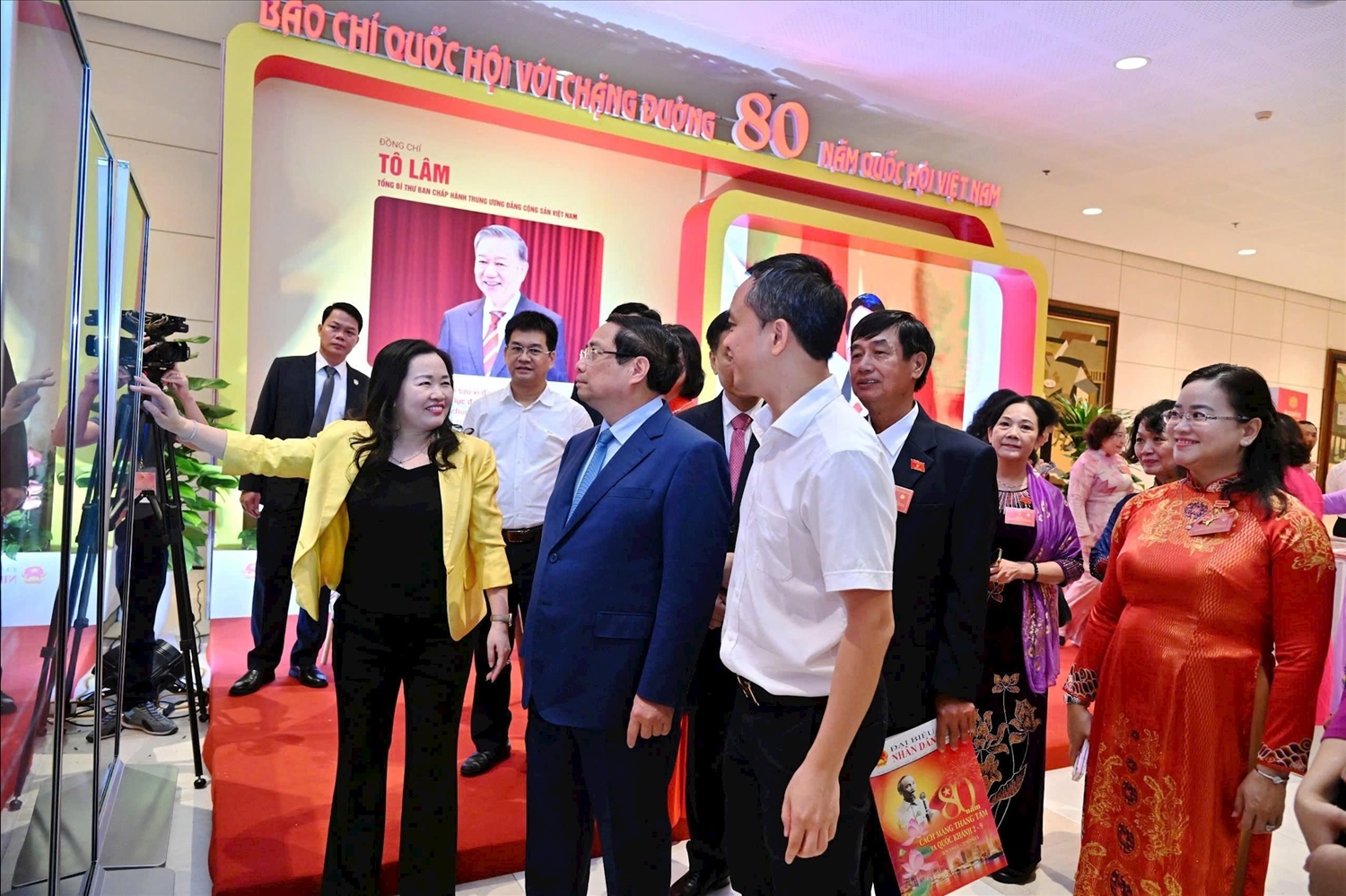 Thủ tướng Phạm Minh Chính tham quan gian trưng bày “Báo chí Quốc hội với chặng đường 80 năm Quốc hội Việt Nam” tại Trung tâm Hội nghị Quốc gia.