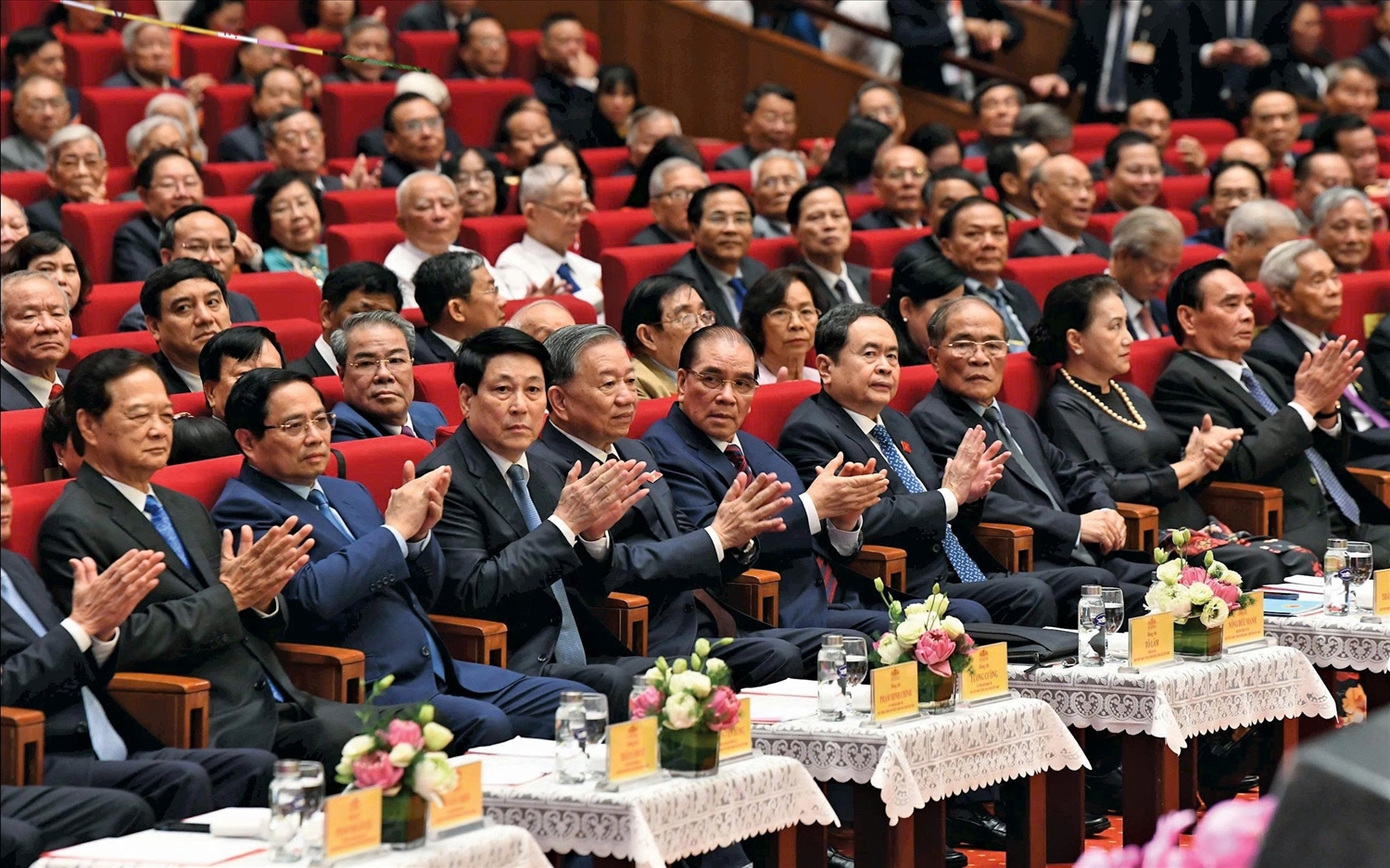 Lãnh đạo Đảng, Nhà nước; nguyên Lãnh đạo Đảng, Nhà nước tham dự buổi gặp mặt.