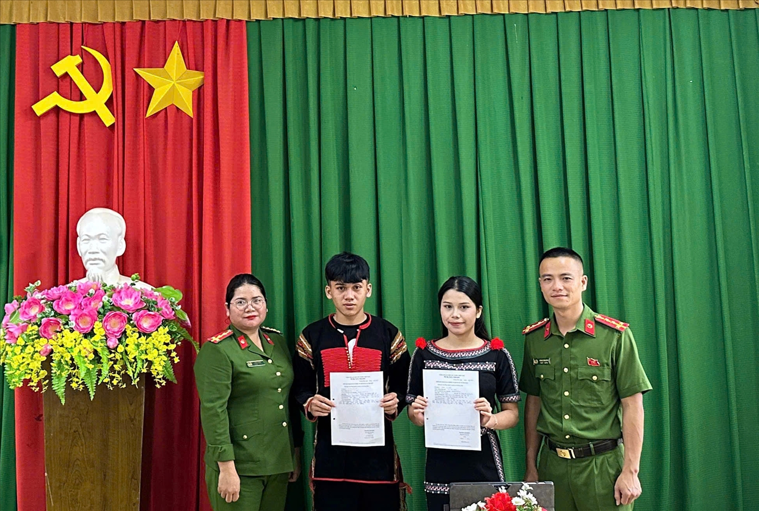 Hai thanh niên DTTS viết đơn tình nguyện tham gia gia nghĩa vụ Công an (ảnh: NT)